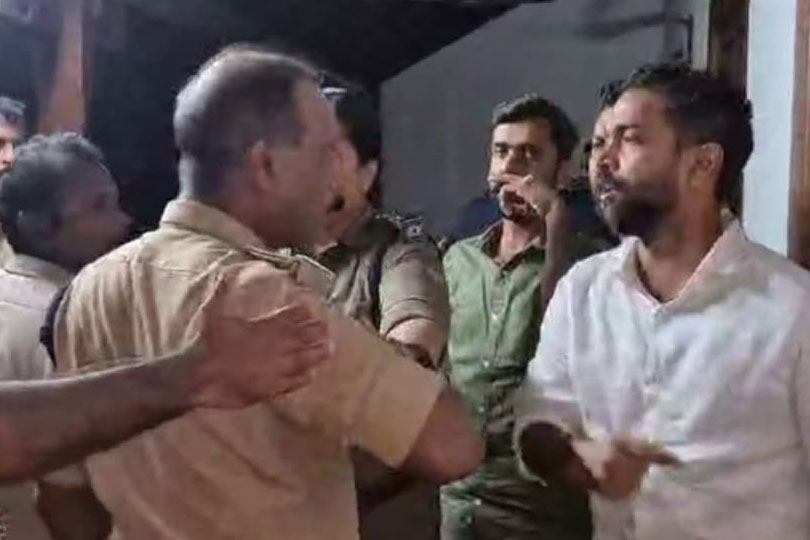 കോഴിക്കോട്  തിരുവള്ളൂരിൽ യൂത്ത് കോൺഗ്രസ് പ്രവർത്തകന്റെ വീട്ടിൽ രാത്രിയിൽ പോലീസ് അതിക്രമം നടത്തിയെന്ന് ആക്ഷേപം . 